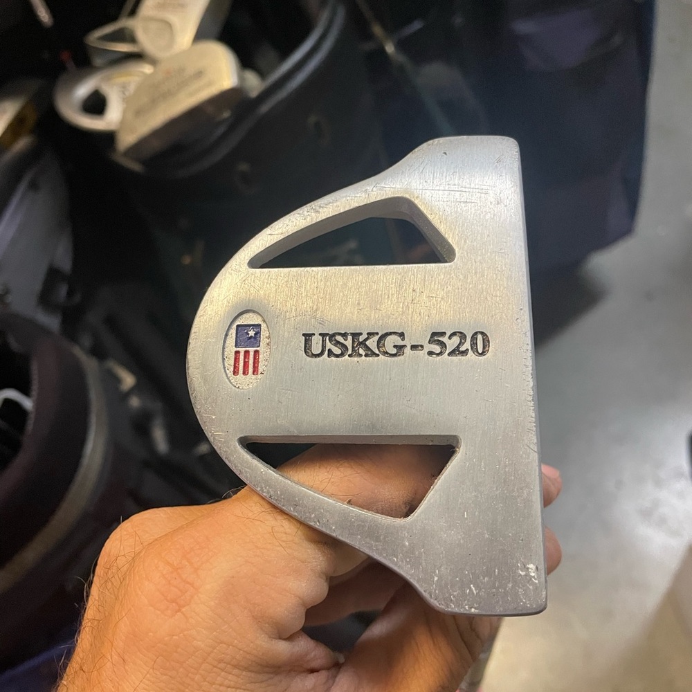 US kids golf girls golf putter 
mod 520 in right hand